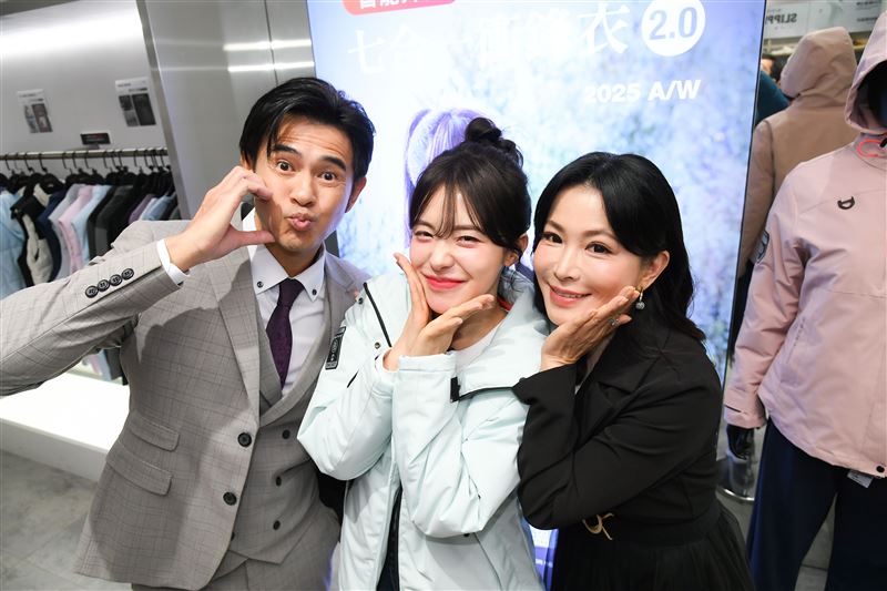 李多慧（中）驚喜客串《百味人生》，左起為黃玉榮、德馨。（圖／三立）