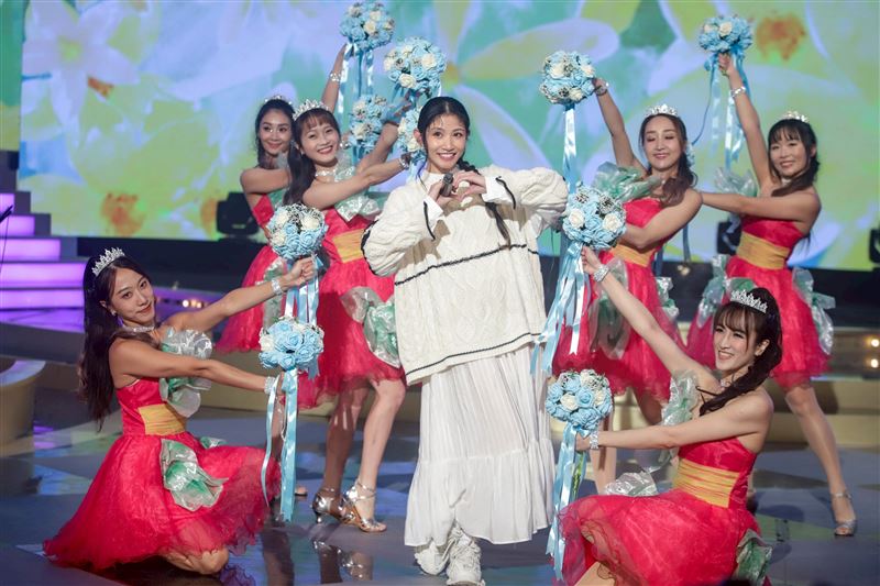 李千娜台上開唱。（圖／民視提供）