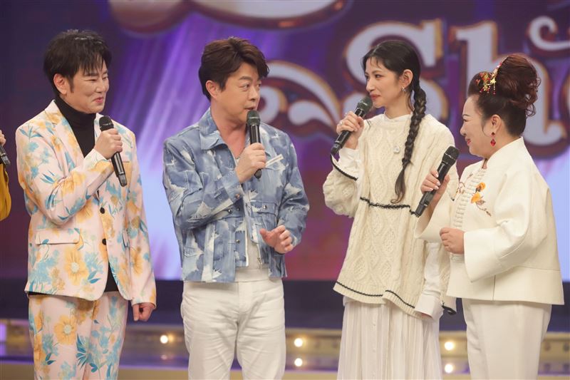翁立友（左2）、李千娜（右2）上陽帆、白冰冰節目。（圖／民視提供）