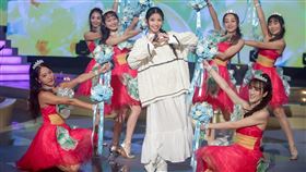 李千娜台上開唱。（圖／民視提供）