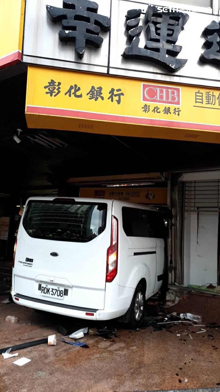 三立電視台採訪車突失控撞進彰化銀行，造成10人輕重傷送醫救治。（圖／翻攝畫面）