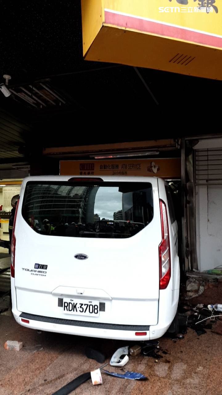 三立電視台採訪車突失控撞進彰化銀行，造成10人輕重傷送醫救治。（圖／翻攝畫面）