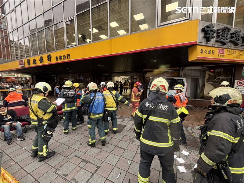三立電視台採訪車突失控撞進彰化銀行，造成10人輕重傷送醫救治。（圖／翻攝畫面）