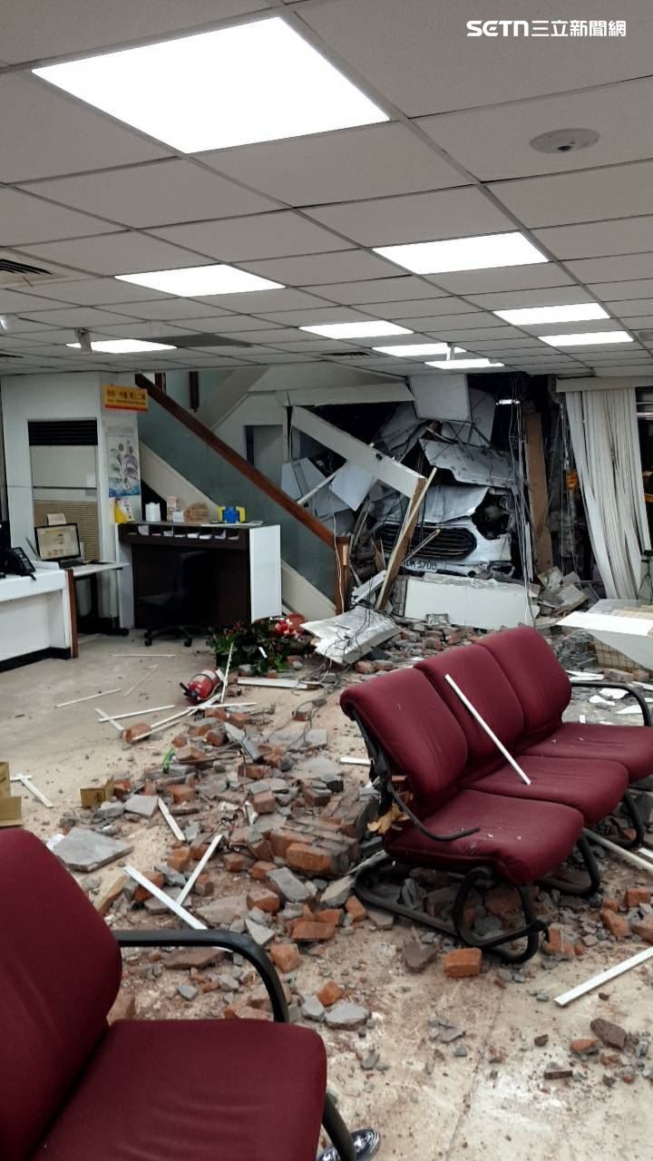 三立電視台採訪車突失控撞進彰化銀行，造成10人輕重傷送醫救治。（圖／翻攝畫面）
