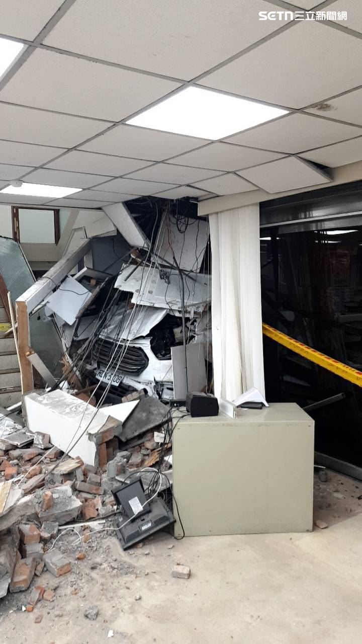 三立電視台採訪車突失控撞進彰化銀行，造成10人輕重傷送醫救治。（圖／翻攝畫面）