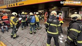 三立電視台採訪車突失控撞進彰化銀行，造成10人輕重傷送醫救治。（圖／翻攝畫面）
