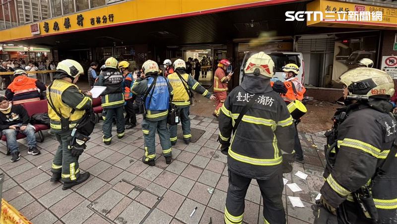 三立電視台採訪車突失控撞進彰化銀行，造成10人輕重傷送醫救治。（圖／翻攝畫面）