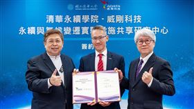 威剛與清大合作成立永續與氣候變遷研究中心威剛董事長陳立白（左）與清大永續學院院長范建得（右）在清大校長高為元（中）見證下，簽署合作合約，成立永續與氣候變遷研究中心。（威剛提供）中央社記者張建中傳真　115年1月21日