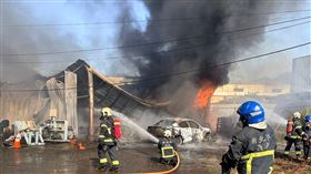 現場火勢猛烈貨櫃鐵皮屋的屋頂道都塌陷。（圖／翻攝畫面）