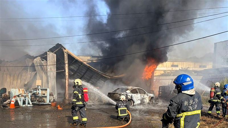 鶯歌鐵皮屋竄火煙 火勢猛烈驚悚畫面曝光