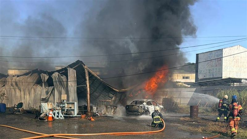 現場火勢猛烈貨櫃鐵皮屋的屋頂道都塌陷。（圖／翻攝畫面）