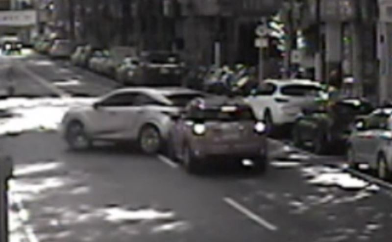 72歲王姓婦人追撞前車，害休旅車暴衝撞破圍牆。（圖／翻攝畫面）