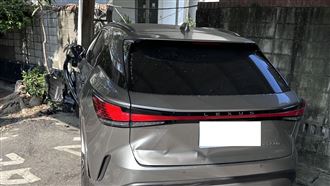 台中國民黨部傳巨響！休旅車暴衝撞破圍牆