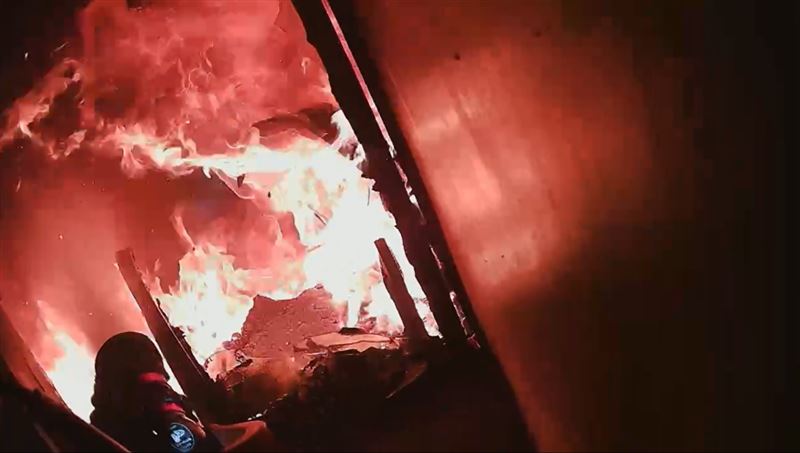 平鎮分隊獲報到場迅速佈水線搶救，成功將火勢撲滅並有效防止延燒。（圖／桃園電子報提供）