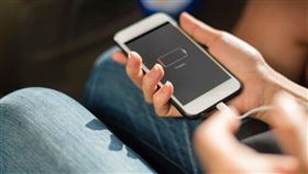 充電，滑手機，電擊（示意圖／PIXABAY）