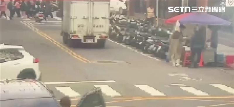 三立電視台採訪車突然失控衝進彰化銀行。（圖／翻攝畫面）