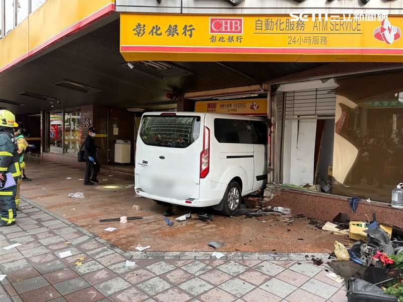 三立電視台採訪車突然失控衝進彰化銀行。（圖／翻攝畫面）