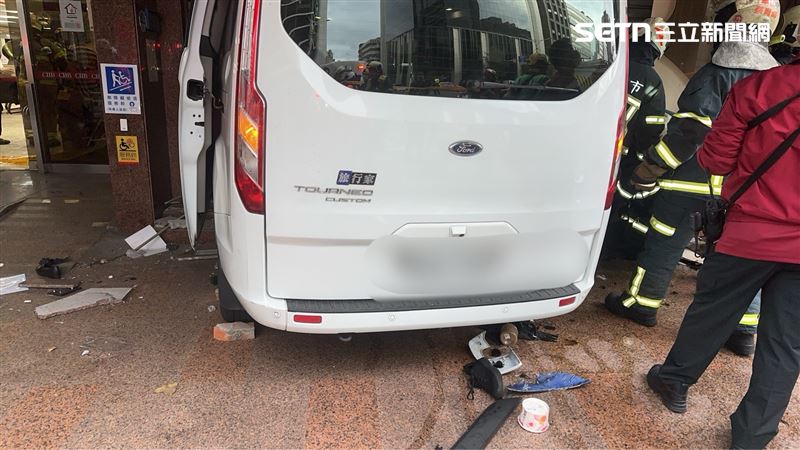 三立電視台採訪車突然失控衝進彰化銀行。（圖／翻攝畫面）