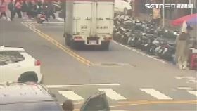 三立電視台採訪車突然失控衝進彰化銀行。（圖／翻攝畫面）