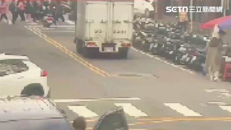 三立採訪車撞進彰化銀行　監視器畫面曝光