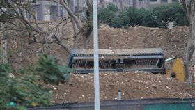 桃園市一處廠區被堆置大量營建廢土。(圖／記者王乙徹攝影)