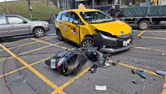 雙載機車疑闖紅燈猛撞小黃　騎士送醫不治