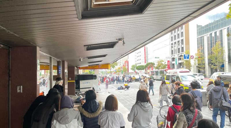 採訪車撞進彰化銀行。（圖／網友lay_lay_layla授權提供）