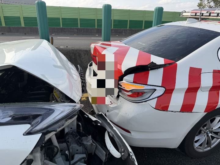 警車後車廂蓋毀損、變形，蕭男車輛車頭也嚴重凹陷。（圖／翻攝畫面）