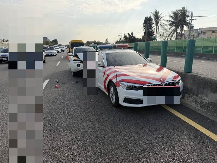 國道警巡邏車遭追撞，警車尾部嚴重受損。（圖／翻攝畫面）