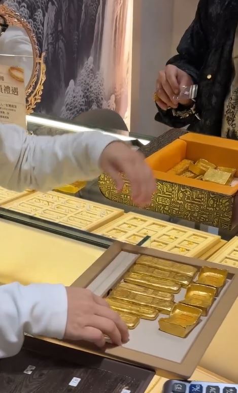 銀樓表明拒絕回收，男子竟二度返回店內，作勢踹桌。(圖／翻攝畫面)