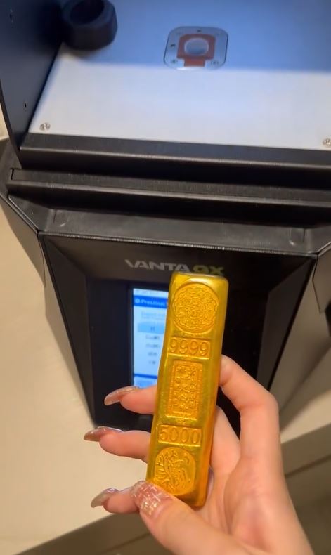 銀樓將金條放進專業儀器檢測，發現是外觀像金條的物品是銅鋅混合物。(圖／翻攝畫面)