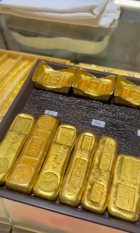 有顧客帶一箱黃金到銀樓要求回收，銀樓店員一眼看出金條是假的。(圖／翻攝畫面)