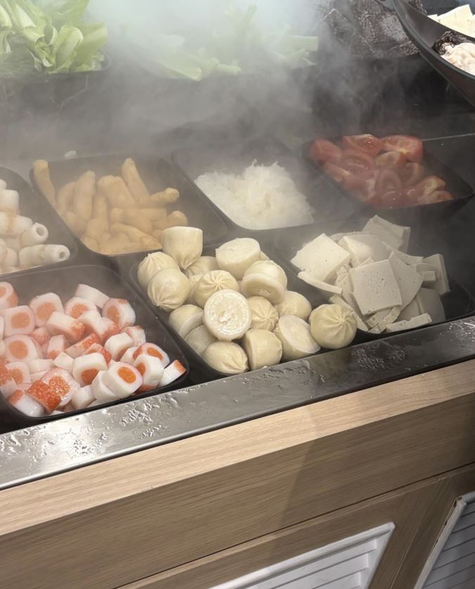 桃園一間火鍋店將「小籠包」作為火鍋料。（圖／Threads網友＠08soswag提供）