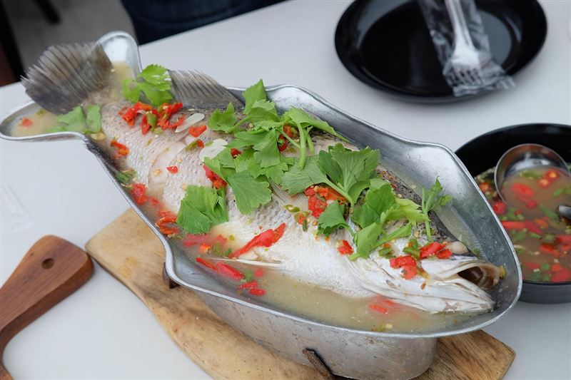 魚肉雖富含優質蛋白質、低脂肪,但若採油炸、糖醋、勾芡等料理方式,熱量與鈉含量容易超標,恐增加慢性病風險。(示意圖/PIXABAY)