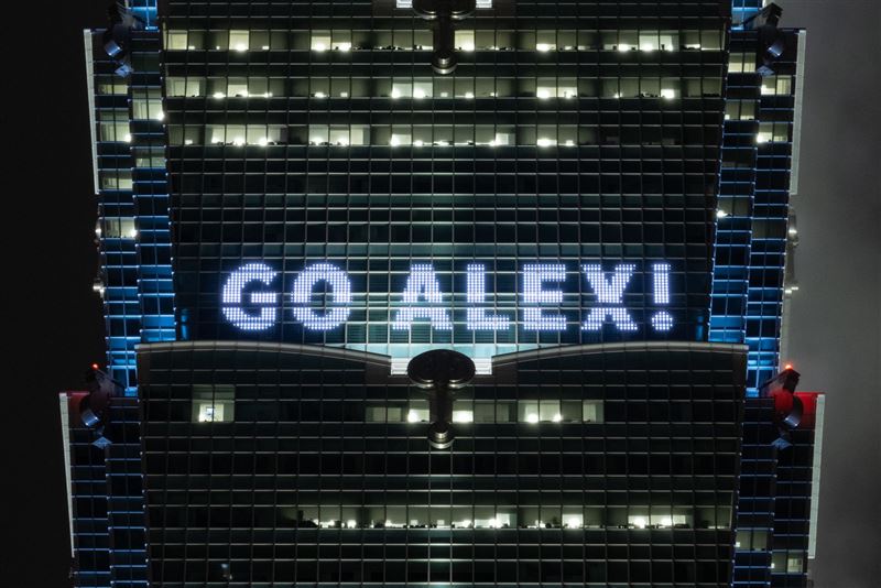 台北101今晚點燈應援霍諾德。(圖／台北101提供)