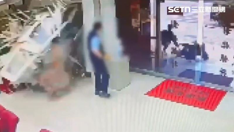 三立採訪車衝撞彰化銀行，內部撞擊畫面曝光。（圖／翻攝畫面）