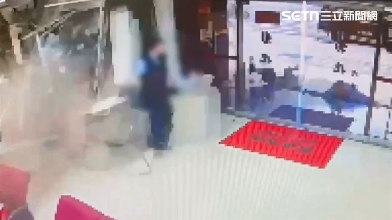 三立採訪車衝撞彰化銀行，內部撞擊畫面曝光。（圖／翻攝畫面）