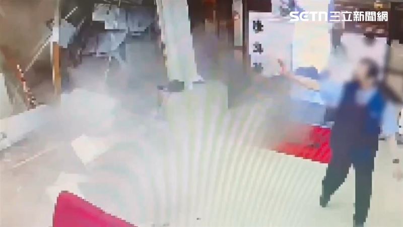 三立採訪車衝撞彰化銀行，內部撞擊畫面曝光。（圖／翻攝畫面）