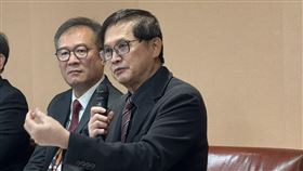 童子賢今指出，AI 正處應用爆發期，如 2000 年網路革命，將成數位基建。他舉蘋果晶片效率百倍為例，不轉型恐被淘汰。但他引用黃仁勳觀點示警，限制 AI 天花板的「不是 GPU 而是電力」，籲政府解決燒機缺電困境，勿讓台灣經濟火種熄滅。（圖／記者師瑞德攝影）