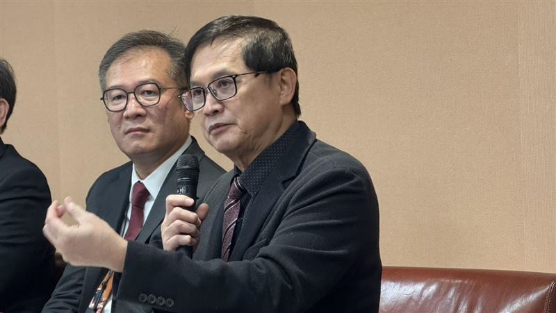 童子賢今指出，AI 正處應用爆發期，如 2000 年網路革命，將成數位基建。他舉蘋果晶片效率百倍為例，不轉型恐被淘汰。但他引用黃仁勳觀點示警，限制 AI 天花板的「不是 GPU 而是電力」，籲政府解決燒機缺電困境，勿讓台灣經濟火種熄滅。（圖／記者師瑞德攝影）