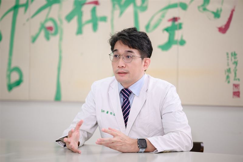 面對即將到來的超高齡社會，柳營奇美醫院年輕世代醫師蕭聖諺投入在地服務，結合國際治療標準與在地需求，展現守護高齡患者健康的使命感與責任。（圖／精萃亞太公關提供）