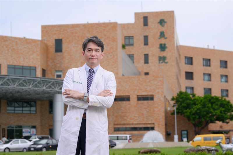 柳營奇美醫院血液腫瘤科主治醫師蕭聖諺說明，院方長期深耕北台南癌症照護，透過整合醫療資源與個人化治療策略，協助高齡患者提升治療接受度，並減輕就醫負擔。（圖／精萃亞太公關提供）