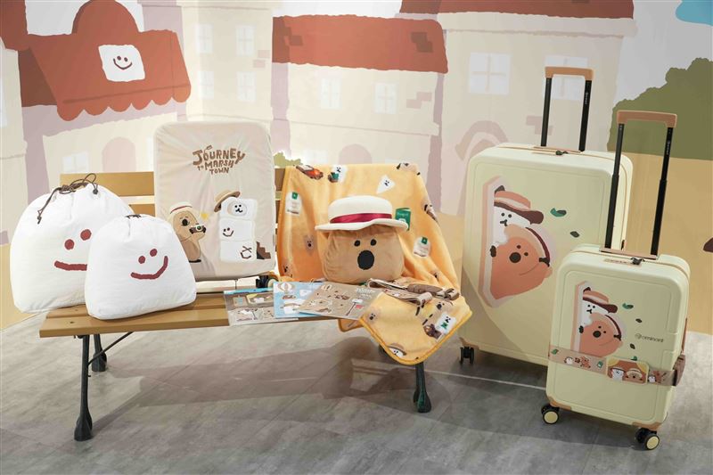 萬國全新「旅遊主題系列商品」為，集結行李箱、旅行配件及療癒系小物，並有超人氣IP品牌「DINOTAENG」現身。（圖／萬國通路提供）