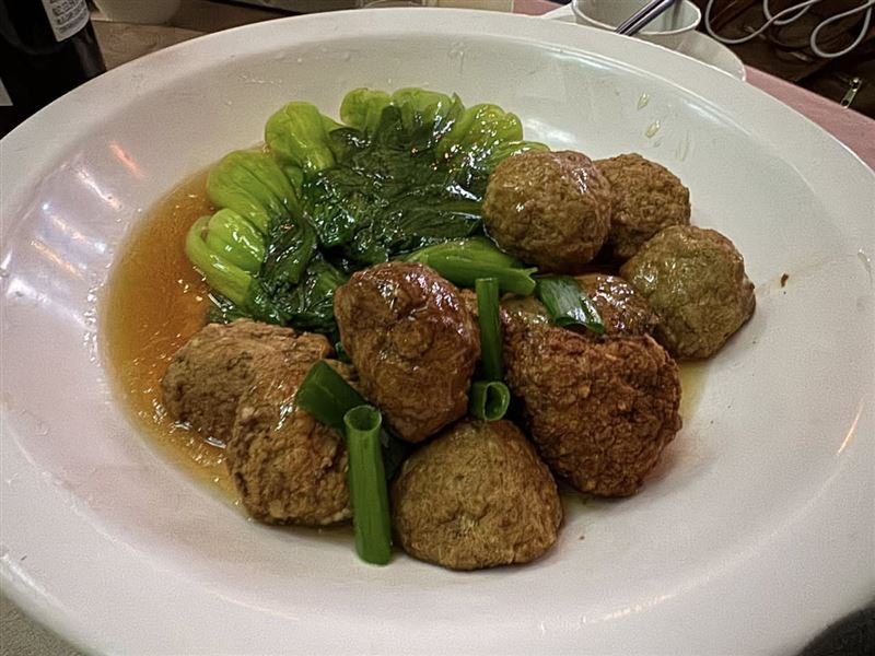 和碩2025旺年會盛大登場，豪氣席開800桌！現場祭出總獎金1.6億元，頭獎更是一台Tesla Model Y。晚宴由維多麗亞酒店操刀，端出花膠鮑魚佛跳牆、御饌鰻魚蒸油飯等星級佳餚，最後更有哈根達斯冰淇淋做完美收尾，讓員工大飽口福。（圖／記者師瑞德攝影）