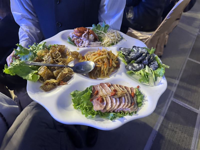 和碩2025旺年會盛大登場，豪氣席開800桌！現場祭出總獎金1.6億元，頭獎更是一台Tesla Model Y。晚宴由維多麗亞酒店操刀，端出花膠鮑魚佛跳牆、御饌鰻魚蒸油飯等星級佳餚，最後更有哈根達斯冰淇淋做完美收尾，讓員工大飽口福。（圖／記者師瑞德攝影）