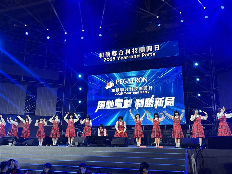 和碩2025旺年會盛大登場，豪氣席開800桌！現場祭出總獎金1.6億元，頭獎更是一台Tesla Model Y。晚宴由維多麗亞酒店操刀，端出花膠鮑魚佛跳牆、御饌鰻魚蒸油飯等星級佳餚，最後更有哈根達斯冰淇淋做完美收尾，讓員工大飽口福。（圖／記者師瑞德攝影）