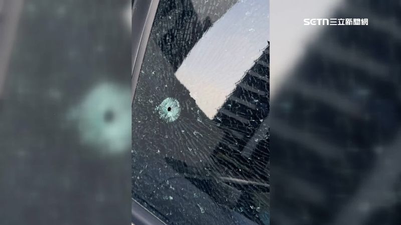 車窗上留下蜘蛛網裂痕