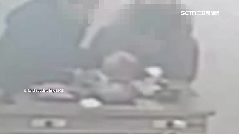 男子直接把衛生紙放進火鍋裡。（圖／翻攝自Threads @dting1989）