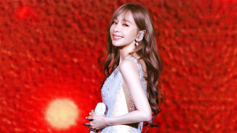 王心凌開唱幸福放閃！「男友」驚喜送花