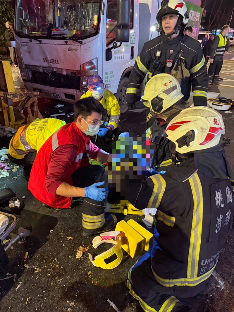 資源回收車撞擊垃圾車，78歲婦人慘死。（圖／翻攝畫面）